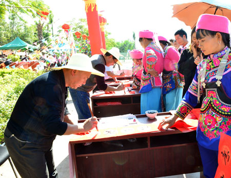 书法家蒋斗贵先生深入乡下义务为彝族群众书送春联献爱心