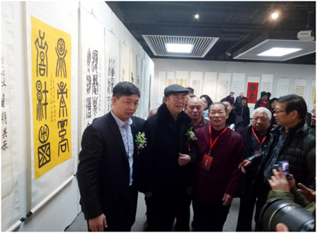 中国文联书画艺术中心顾问、中国书协顾问权希军(左2)和中国企业文化促进会企业艺术家工作委员会秘书长薛雷(左1)等一行人在许金美大师(左3)的展区观赏书画作品共18幅)。