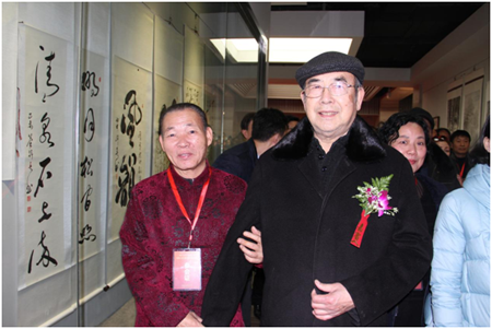 许金美先生(左1)陪同中国文联书画艺术中心顾问、中国书协顾问权希军(右1)到各展区观赏书画作品。