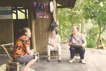●2015年8月16日，县人大常委会主任吕英(中)到溶溪、膏田镇走访贫困户
