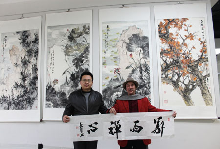 何老师赠送作品给国家画院国展美术中心张主任
