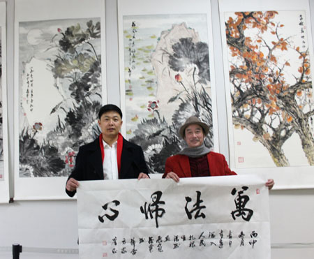 何老师赠送作品给中国企业报道执行总编辑、中国企业文化促进会艺术家工作委员会秘书长薛雷
