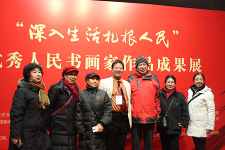 魏老师和他的学生在展览现场合照