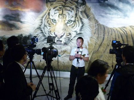 卢成之参加展览并接受媒体采访