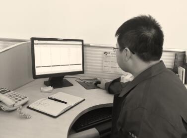 ●图为刘俊伟向记者展示生产管控系统操作界面