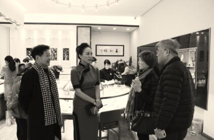 ●张丽（左二）正给消费者介绍珠宝玉器消费知识。