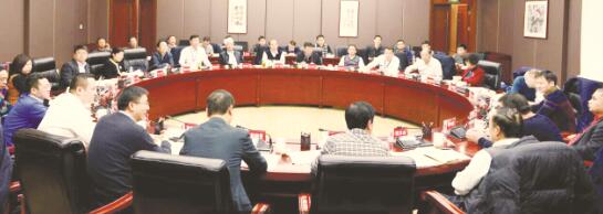 ●茅台集团与四川白酒行业代表团座谈会在茅台集团会议中心召开。