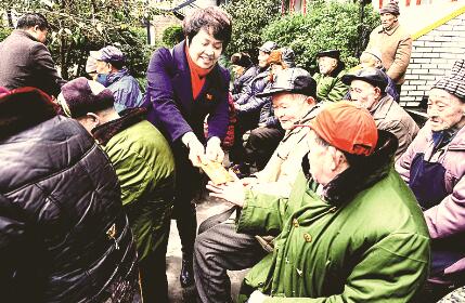 绍兴重庆商会党委 春节期间返乡慰问孤寡老人