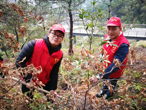 福州金鸡山公园亮起了一道志愿红