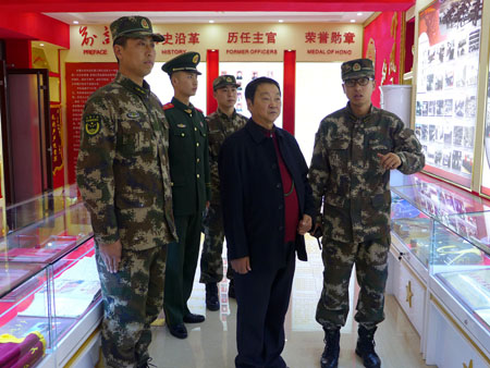 著名艺术家张少石走进礼炮部队参观慰问