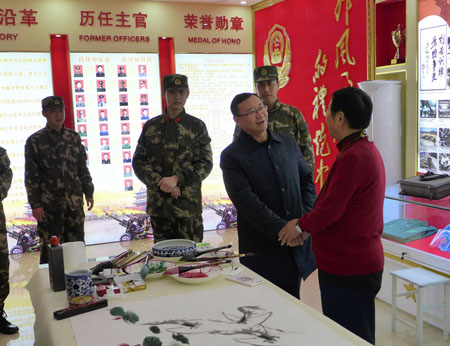 著名艺术家张少石走进礼炮部队参观慰问