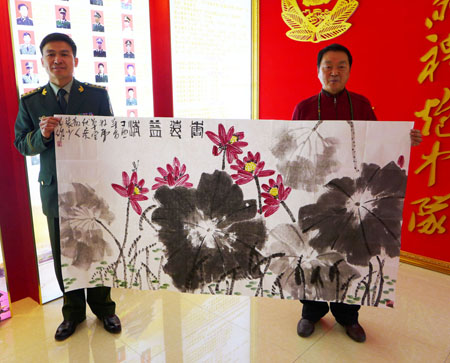 著名艺术家张少石走进礼炮部队参观慰问