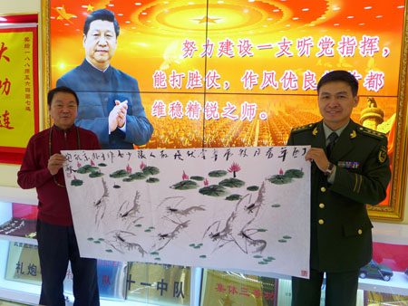 著名艺术家张少石走进礼炮部队参观慰问