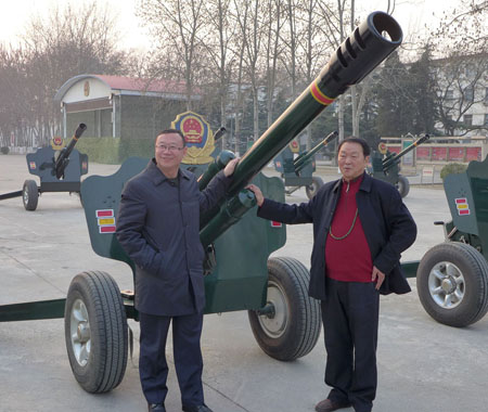 著名艺术家张少石走进礼炮部队参观慰问