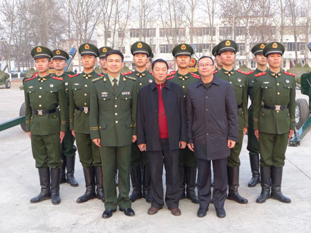 著名艺术家张少石走进礼炮部队参观慰问