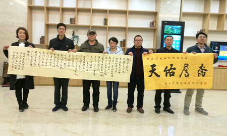 与詹天佑纪念馆馆长詹党及夫人合影留念，并向纪念馆赠送《我们詹家人》《天佑詹裔》