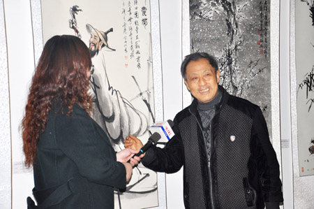 卢成仕老师展览现场接受记着采访3