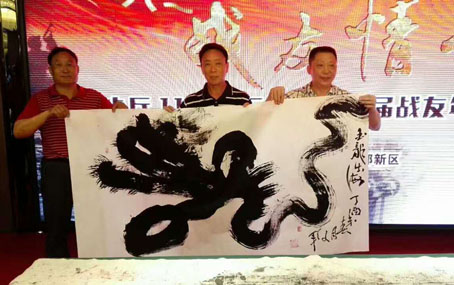 书画大家何文军挥毫赠南疆猛虎团 书画大家何文军挥毫赠南疆猛虎团