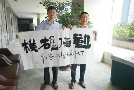 书画大家何文军挥毫赠南疆猛虎团 书画大家何文军挥毫赠南疆猛虎团