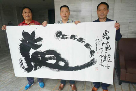 书画大家何文军挥毫赠南疆猛虎团 书画大家何文军挥毫赠南疆猛虎团