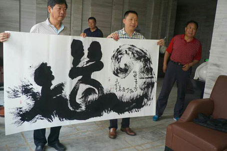 书画大家何文军挥毫赠南疆猛虎团 书画大家何文军挥毫赠南疆猛虎团