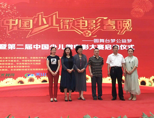 3胡敏女士和到场嘉宾合影