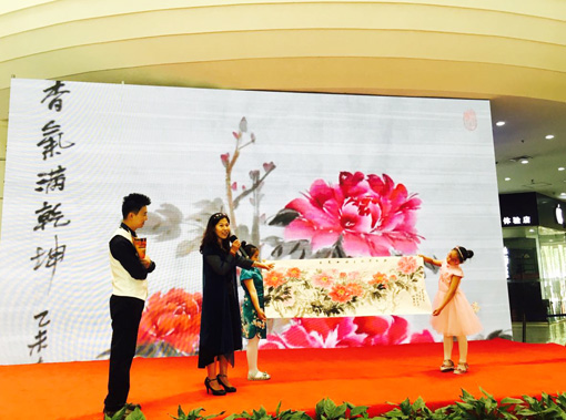 4胡敏女士讲解捐赠作品