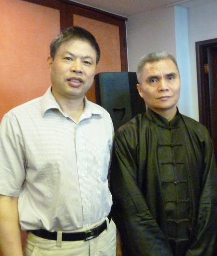 与著名学者，北京大学教授，博士生导师张辛先生在学校留影