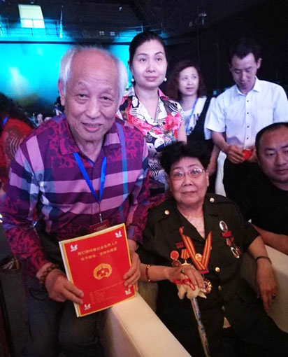 牛芳茂和邵玉凤将军合影