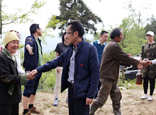 成都腾铭惠商携手工商银行精准扶贫、修路致富