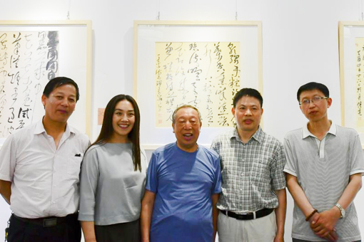 （1）王冰专（右二）和书友与山西大学教授、原山西省书协副主席赵承楷老先生（中）合影