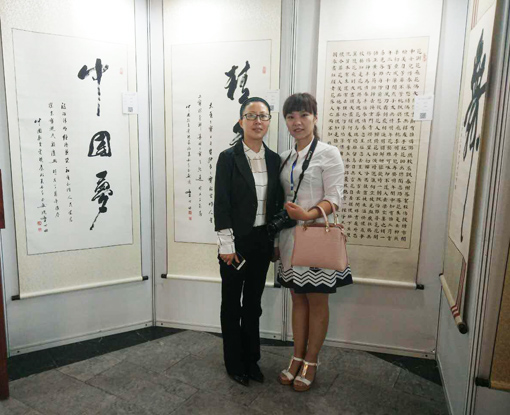 四川翠屏区委常委、宣传部部长昂进在童院长作品前合影