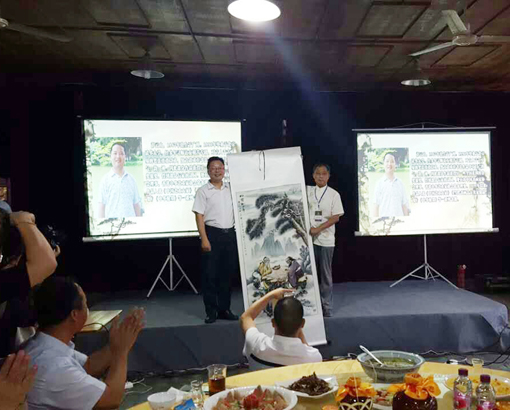 四川宜宾“古建与书画之美”---卢成仕老师作品被翠屏区政府收藏并与翠屏区区长李强合影