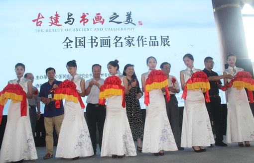 宜宾市翠屏区政协主席李庄产业园区管委会主任黄继军、中国民族建筑研究会副秘书长杨东生、原建设部科技司外事司司长李先逵、中国民族建筑研究会艺术专业委员会副秘书长、湖南凤凰县城市建设投资开发有限公司董事长谭贵清分别为开幕式致词并剪彩。