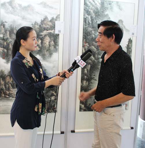 张文山老师接受中央电视台记者采访