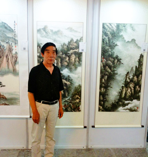 张文山老师在作品前留影