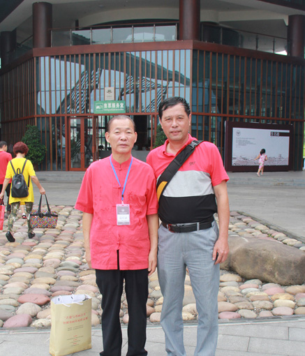 许金美院长与助理林清泉在四川宜兵李庄古建筑前的留影