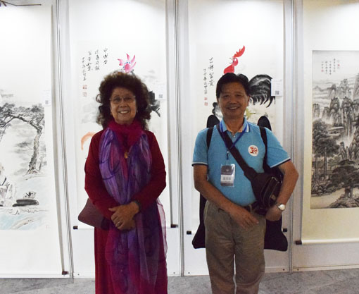 陈志贤老师在参展作品前与艺术家合影