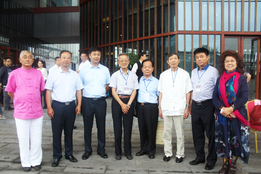 陈志贤老师与艺术家及中国民族建筑研究会领导留影