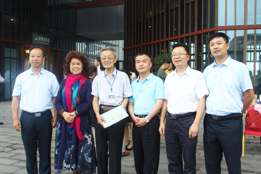 陈志贤老师与中国民族建筑研究会领导留影