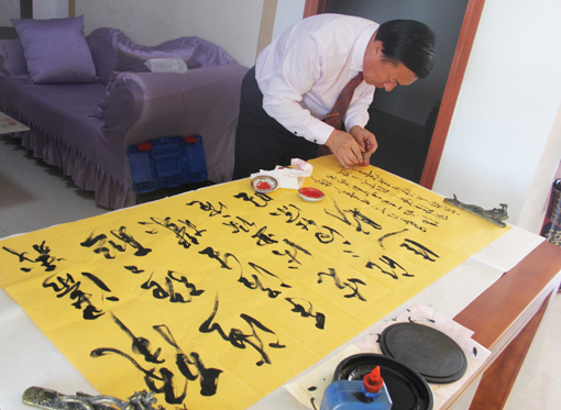 著名书法家季鸿雁老师为南通义海新能源有限公司开业现场创作书法作品2