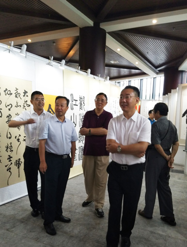 4中国民族建筑研究会副会长肖厚忠和国务院参事车书剑等领导参观作品