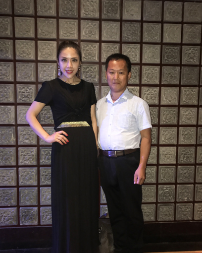 孙通成老师和青年歌手胡艾莲合影