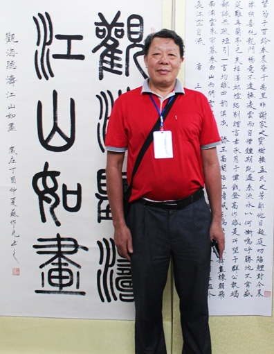 苏作光老师在参展作品前留影