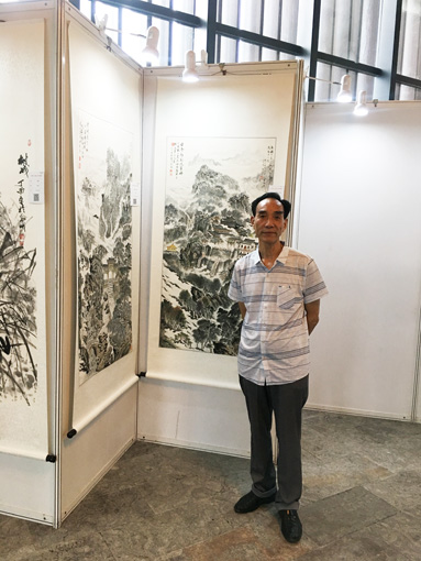 孙宗林老师展览作品前留影