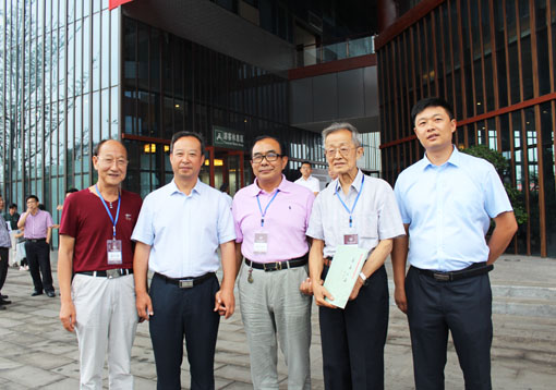 刘吉墩老师和领导合影