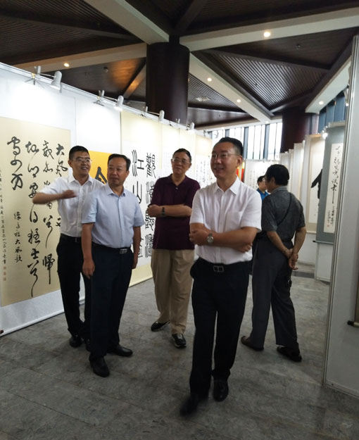 2中国民族建筑研究会副会长肖厚忠和国务院参事车书剑等领导参观作品