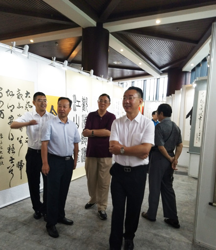 4中国民族建筑研究会副会长肖厚忠和国务院参事车书剑等领导参观作品