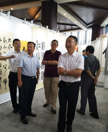 2中国民族建筑研究会副会长肖厚忠和国务院参事车书剑等领导参观作品