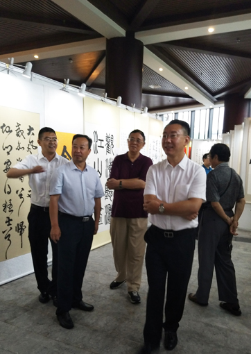 5中国民族建筑研究会副会长肖厚忠和国务院参事车书剑等领导参观作品